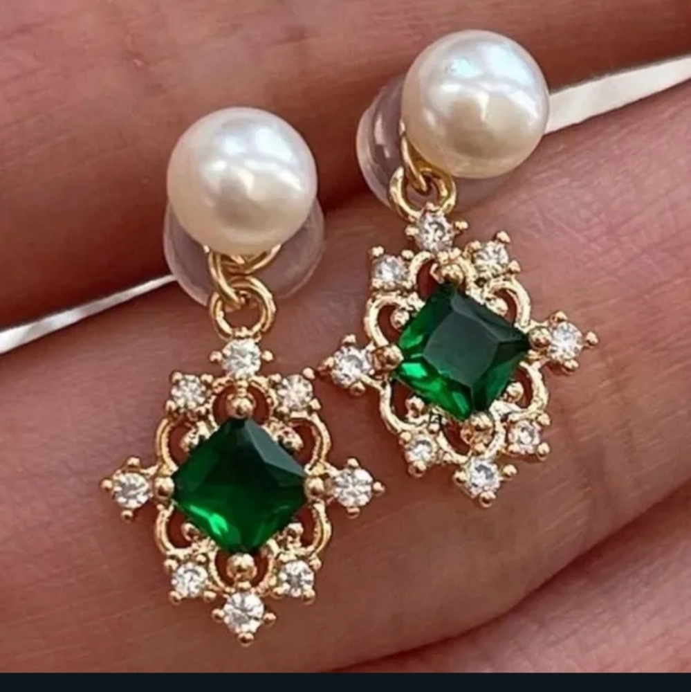 New!! Stunning emerald and pearl earrings